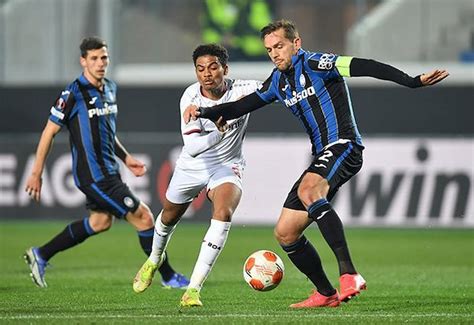 Az Atalanta csapatának logója vagy játékosai a pályán