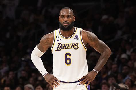 Kosárlabdázó játék közben LeBron cipőben
