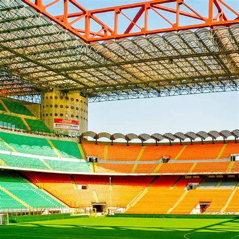A stadion spirális rámpái és tartótornyai