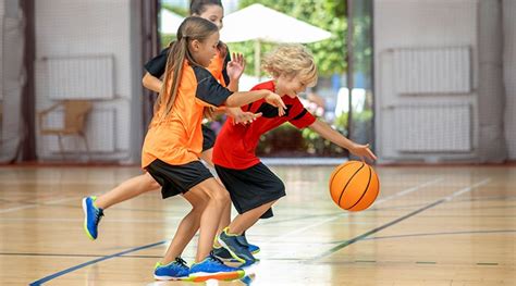 Teqballozó és kosárlabdázó gyerekek a PEOPLE TEAM táborban