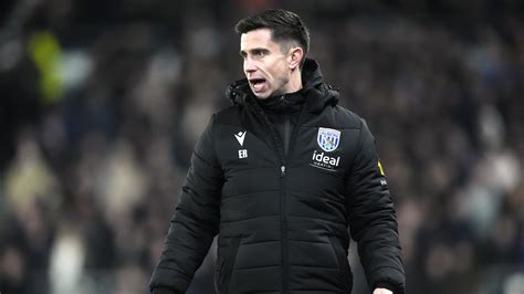 Eric Ramsay portréja, amint a West Bromwich Albion edzői mezében áll