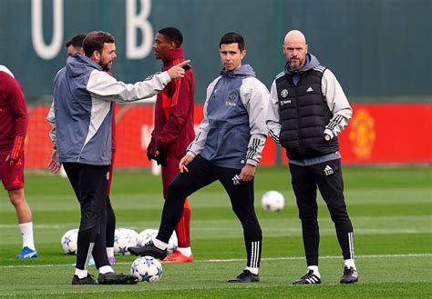 Eric Ramsay, Casemiro és más Manchester United játékosok edzés közben, bemutatva a csapatmunkát