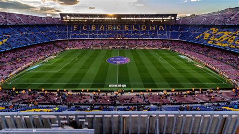 FC Barcelona csapatának logója és a Camp Nou stadion