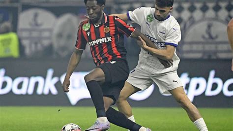 Eusébio fiatalon, labdával a pályán