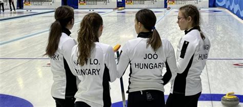 Curling csapat a házban elhelyezett kövekkel