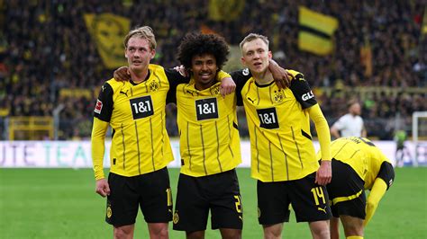 Borussia Dortmund játékosok ünneplik a gólt
