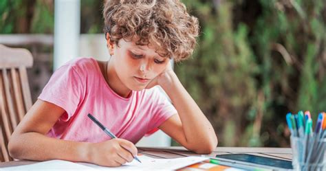 Gyerek tanul játékosan matematikát tableten