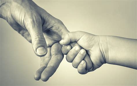 szülő és gyermek játszik együtt