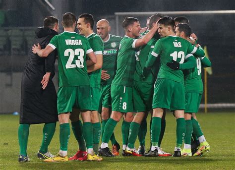 Játékosok edzésen a Paksi FC stadionjában