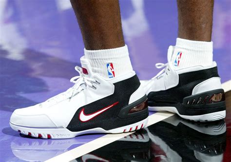 LeBron James signature cipő Zoom Air technológiával