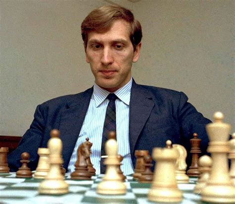 Bobby Fischer ikonikus képe sakktábla mellett