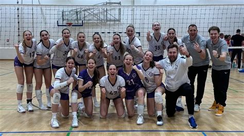 Az Újpest U19 lánycsapat tagjai egy győzelmi fotón