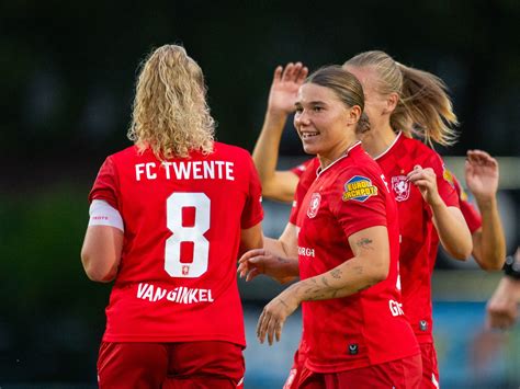 Női focisták a pályán: Ajax és FC Twente Vrouwen mérkőzés