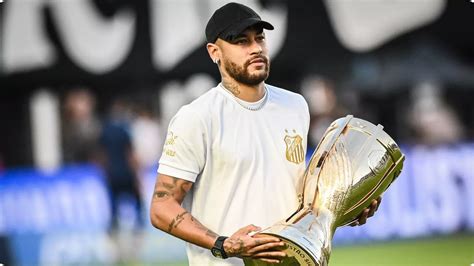 Neymar családi ihletésű tetoválásai