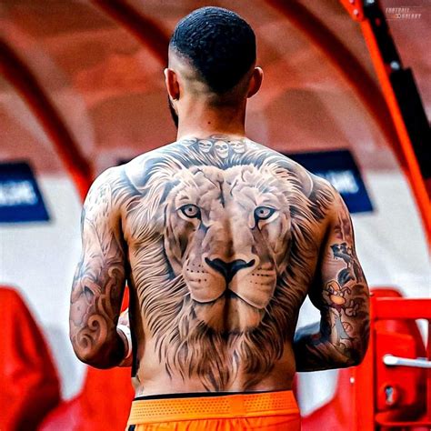 Memphis Depay oroszlán tetoválás