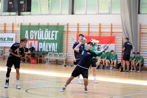 Komlói kézilabdacsapat ünnepli a Ligakupa győzelmet a Dabas elleni döntő után