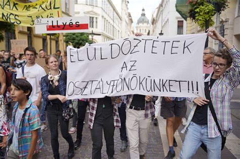 Tömeg a Népstadionban egy korabeli kupamérkőzésen