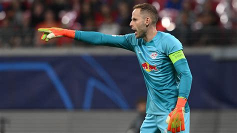 Gulácsi Péter a lipcsei csapatkapitányi karszalaggal egy Bundesliga mérkőzésen