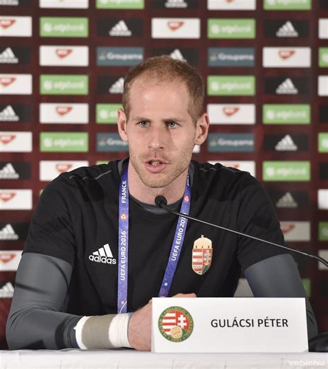 Gulácsi Péter a magyar labdarúgó-válogatott mezében a nemzetközi mérkőzés előtt