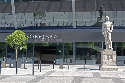 Dr. Springer Ferenc, az FTC alapító elnökének szobra a Groupama Aréna főbejárata mellett