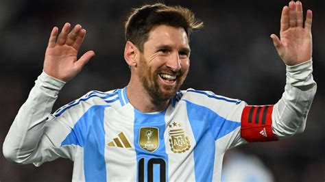 Lionel Messi a pályán, ahogy cselez