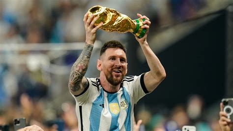 Lionel Messi, amint felemeli a FIFA Világbajnoki trófeát