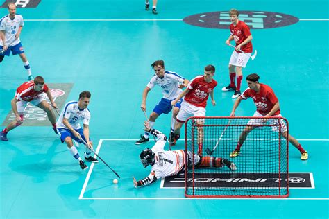 Floorball mérkőzés egy tornateremben