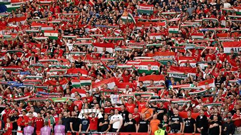 Arcfestett magyar szurkolók a jégkorong-mérkőzésen