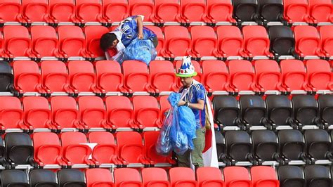 Szurkolók arcfestéssel a stadionban