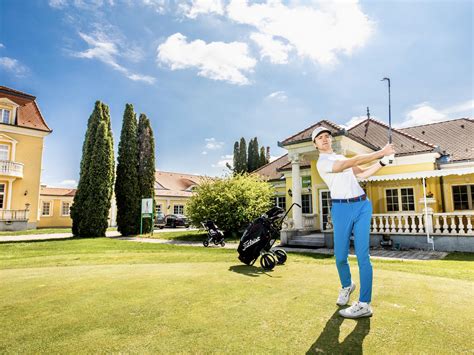 Golfpálya panoráma napfelkeltekor