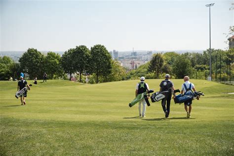 Golf klubház és tagok közösségi eseményen