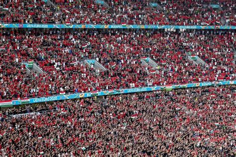 Teltházas angol stadion látképe