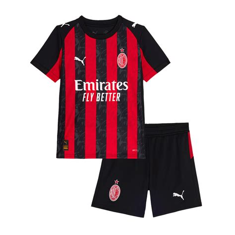 AC Milan rövidnadrág viselése mozgás közben