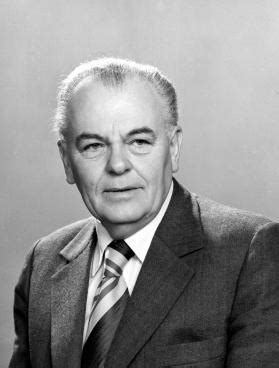 Németh Károly fiatalon kosárlabdázás közben