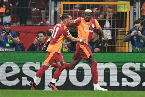 Futball mérkőzés élő közvetítése TV-n