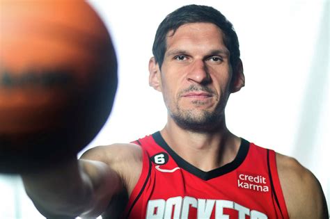 Boban Marjanovic kezével mindennapi tárgyakat tartva