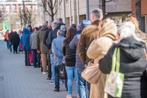 Online jegyvásárlási felület kijelzője, sorban állók