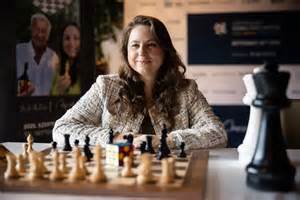Judit Polgár sakkozik egy versenyen