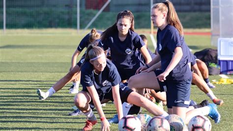 Az ES Besançon Feminin csapatának játékosai bemelegítés közben