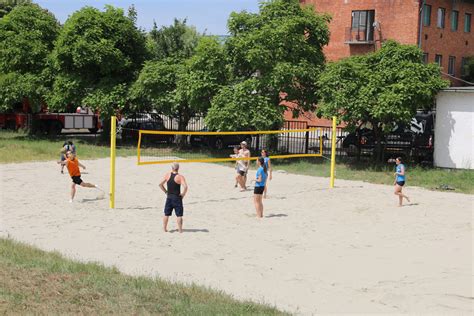 A Gyöngyösi Termálstrand strandröplabda pályája játék közben