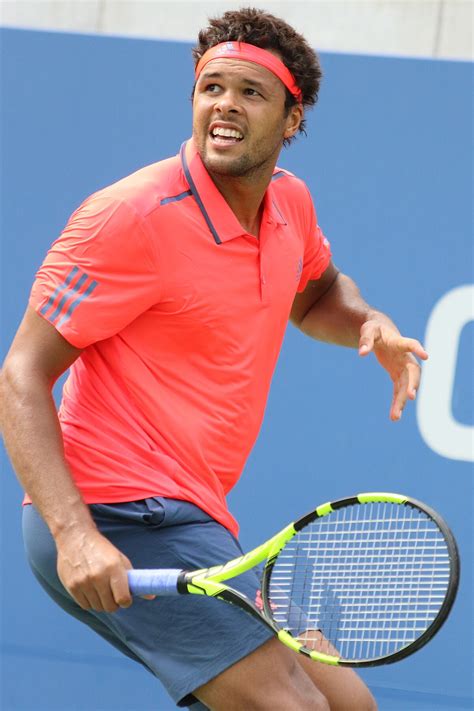 Jo-Wilfried Tsonga adogatás közben