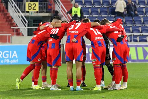 Vasas FC és Mezőkövesd Zsóry FC játékosai összecsapnak