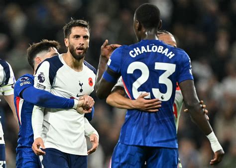 Az Arsenal és a Tottenham Hotspur címerei a rangadó színeivel