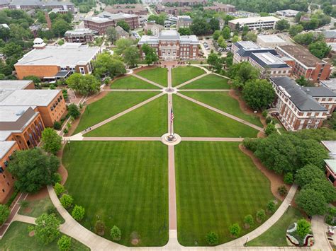 A University of Mississippi campusának épületei és a múlt emlékei
