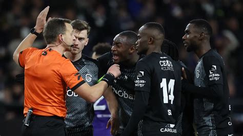 A játékvezetői ítélet kihívásai a mérkőzés hevében