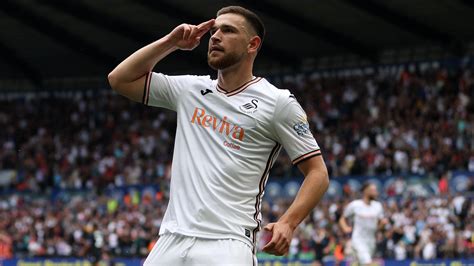 Zan Vipotnik, a Swansea City csatára gólt ünnepel