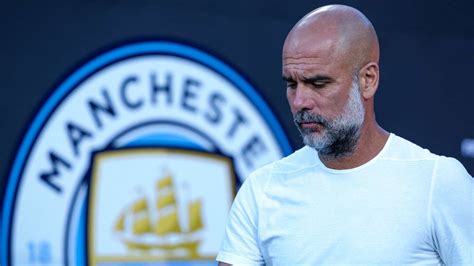 Pep Guardiola edzői utasításokat ad a Manchester City játékosainak