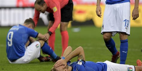 Gianluigi Buffon könnyek között az olasz válogatott búcsúja után