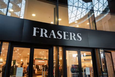 Sports Direct üzlet belső tere és a Frasers Plus kártya