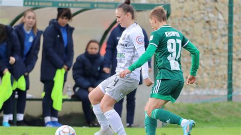 Az ETO FC Győr női csapatának játékosai edzés közben